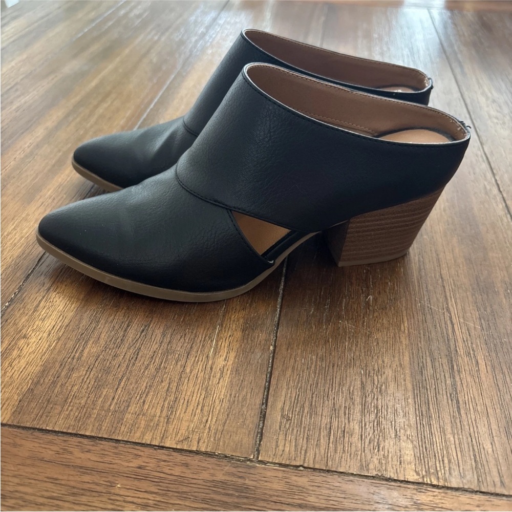 Dolcetta Women’s Black Pointy Toe Slip On Bootie Size 7.5